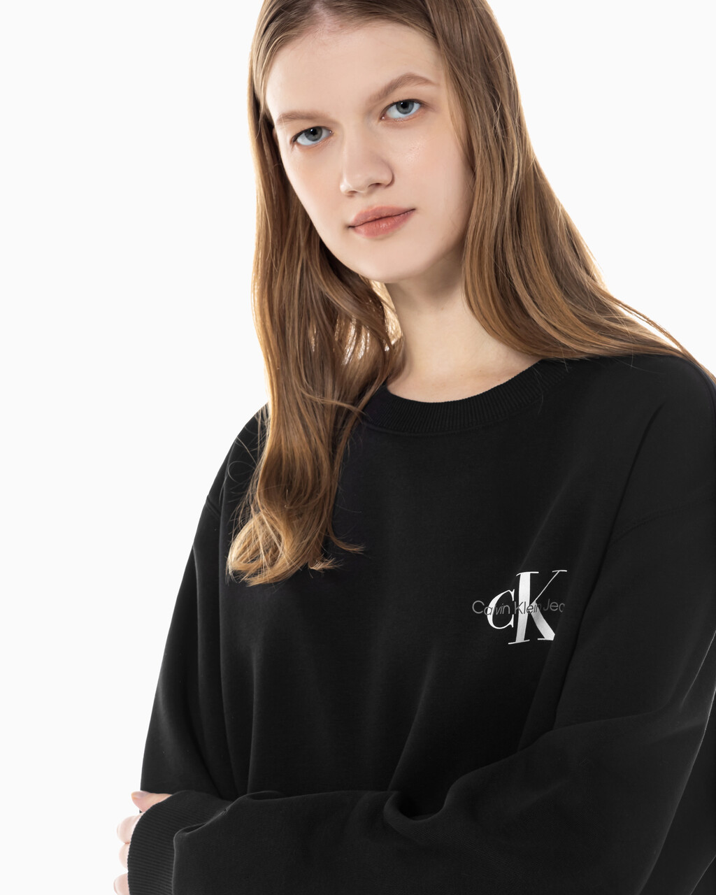 Buy 남녀공용 릴렉스핏 스몰 모노그램 로고 기모 스웨트셔츠 in color CK BLACK