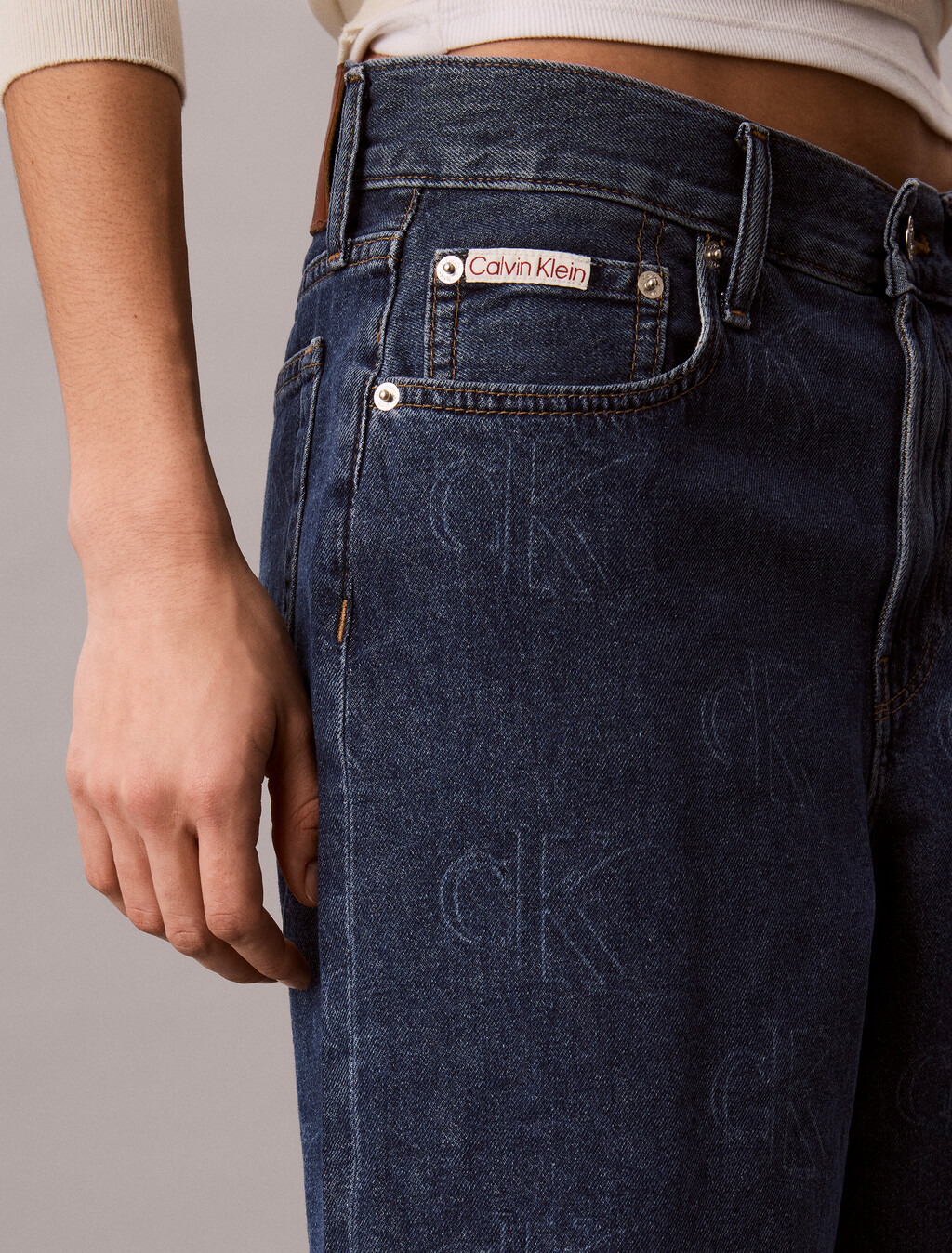 Buy 여성 릴렉스 버뮤다 CK로고 데님 쇼츠 in color Deep Blue