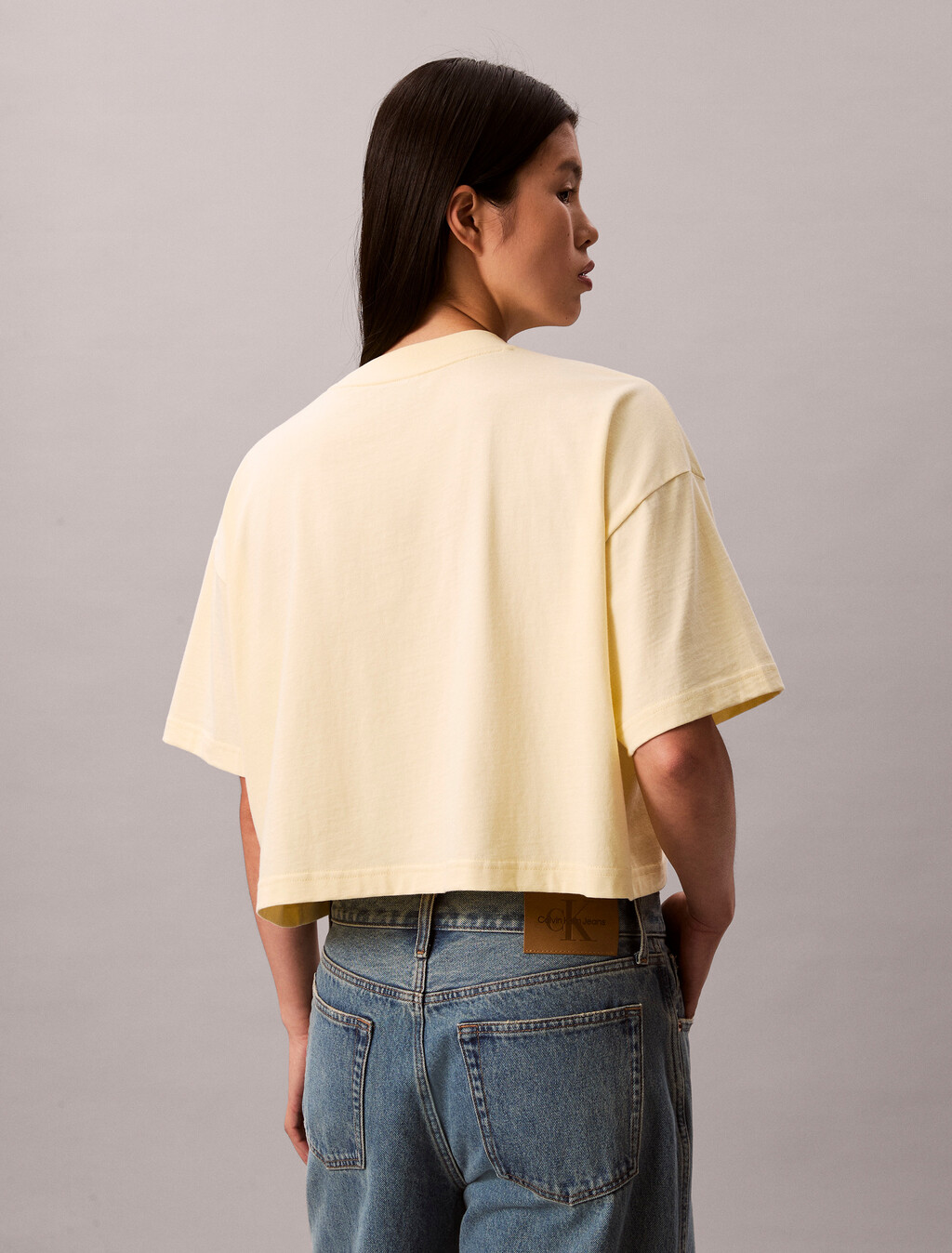 Buy 여성 크롭드 박시 헤리티지 체스트 로고 티 in color Light Yellow