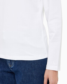 Buy 여성 슬림핏 인스티튜셔널 로고 긴팔 티셔츠 in color BRIGHT WHITE