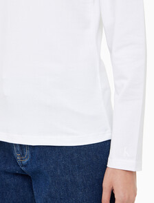 Buy 여성 슬림핏 인스티튜셔널 로고 긴팔 티셔츠 in color BRIGHT WHITE