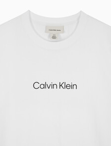 Buy 여성 릴렉스드 스탠다드로고 크루넥 반팔 티셔츠 in color BRILLIANT WHITE