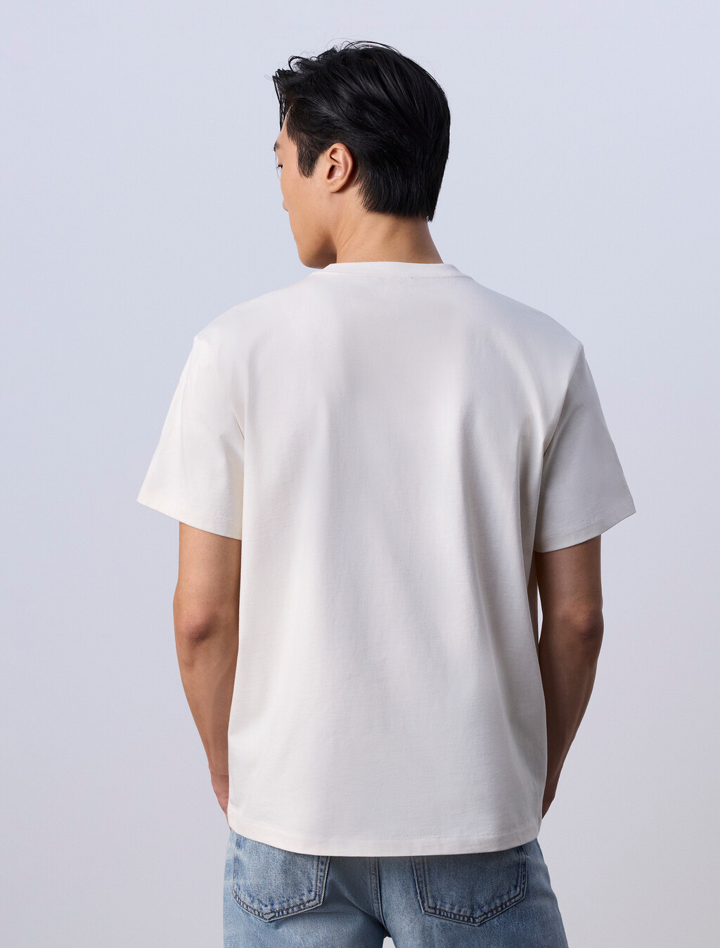 Buy Jung Kook for Calvin Klein  남성 릴렉스 핏 뱃지 로고 반팔 티셔츠 in color TOFU
