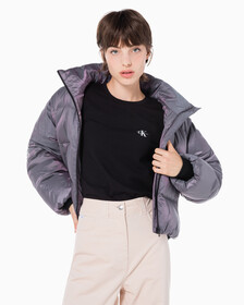 Buy 여성 투톤 글로시 디터쳐블 크롭 다운 in color AMARANTH 