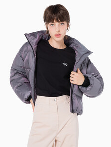 Buy 여성 투톤 글로시 디터쳐블 크롭 다운 in color AMARANTH 