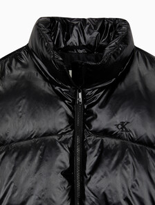 Buy 여성 크롭 글로시 커브드 퀼팅 다운 푸퍼 in color CK BLACK