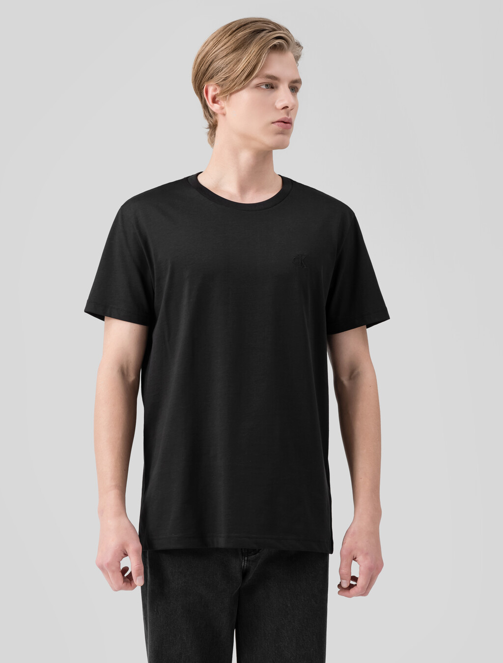 Buy 남성 레귤러핏 솔리드 CK 로고 반팔 티셔츠 in color CK BLACK