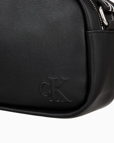 Buy 여성 CKJ 울트라라이트 더블 집 카메라백 in color BLACK