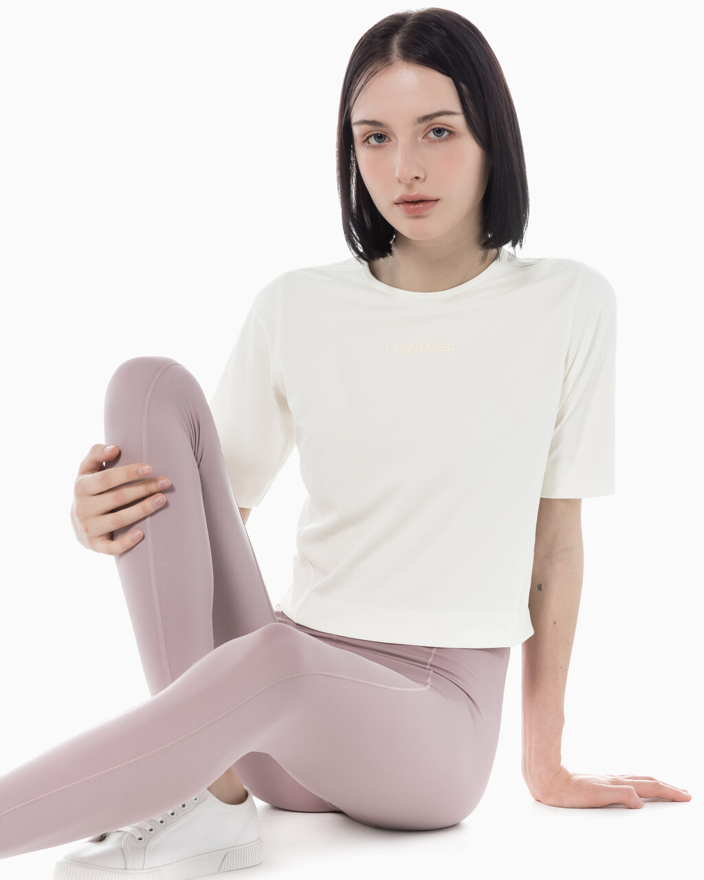 Buy 여성 박시 핏 에센셜 기능성 반팔 티셔츠 in color WHITE