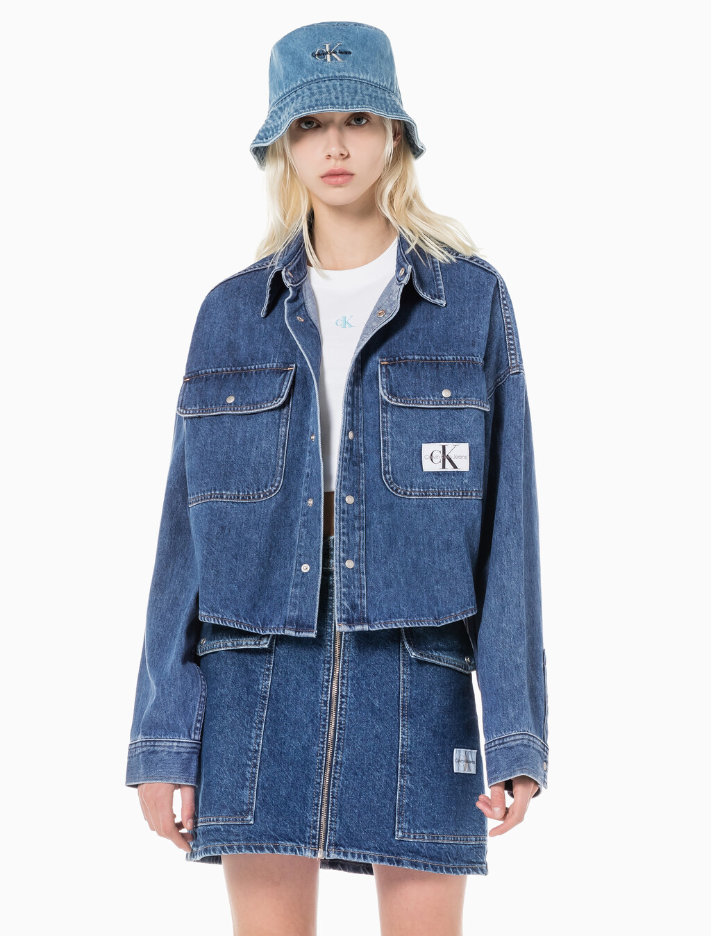 Buy 여성 오버사이즈핏 미드블루 크롭 데님 재킷 in color MID BLUE BACK EMBRO