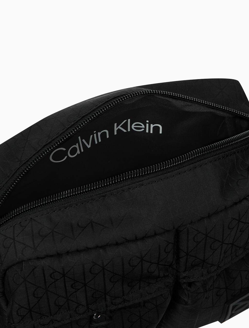 Buy 남성 유틸리티 엠블럼 카메라 백 in color BLACK