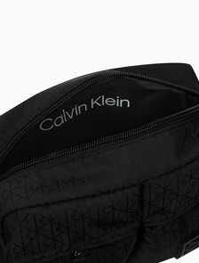 Buy 남성 유틸리티 엠블럼 카메라 백 in color BLACK