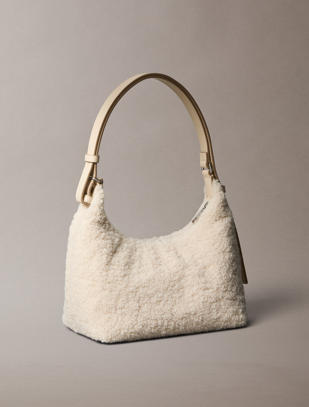 Buy 여성 셜파 CK 집 풀 숄더 백 in color IVORY