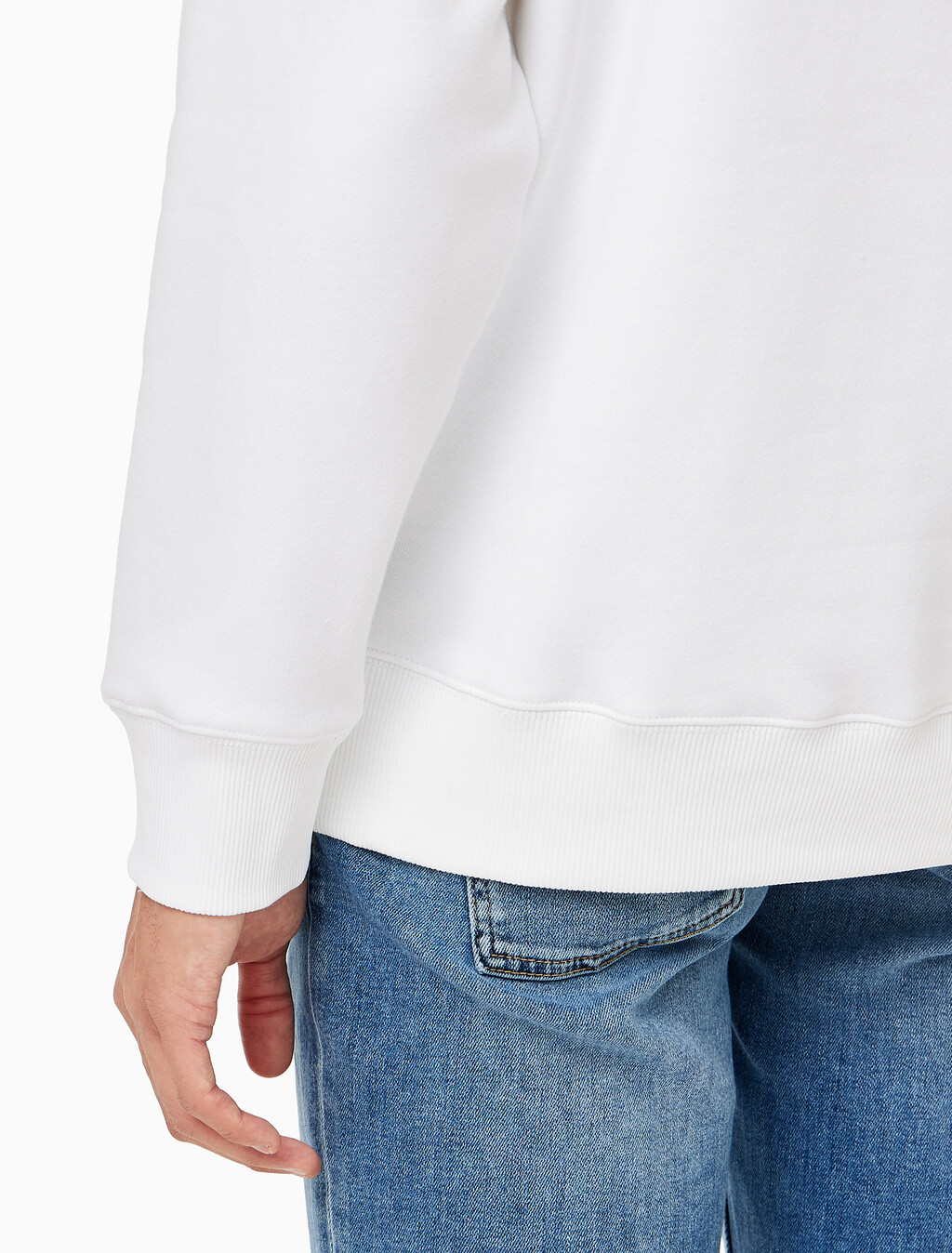 Buy 남성 레귤러핏 인스티튜셔널 로고 기모 스웻셔츠 in color BRIGHT WHITE