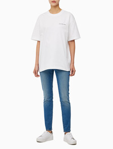 Buy 남녀공용 릴렉스핏 로고 반팔 티셔츠 in color BRIGHT WHITE