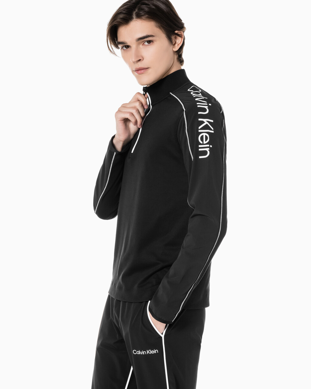 Buy 남성 레귤러핏 1/4 ZIP 롱슬리브 탑 in color BLACK