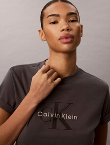 Buy 여성 애시드워시 히어로 모노로고 티 in color CHARCOAL