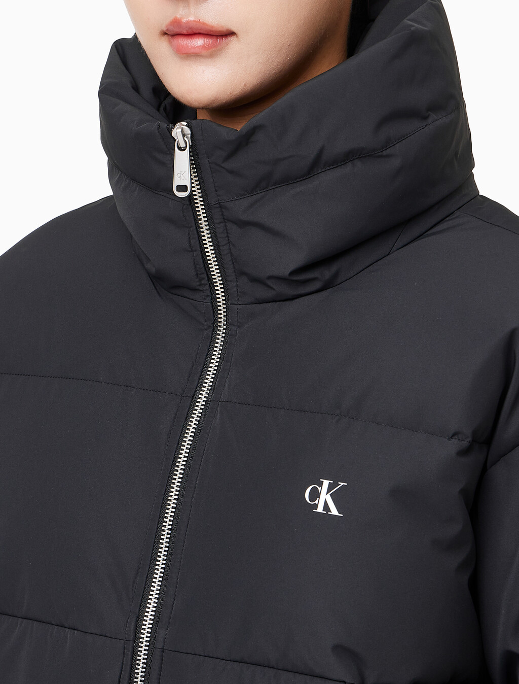 Buy 여성 볼륨 넥 크롭 다운 푸퍼 in color CK BLACK