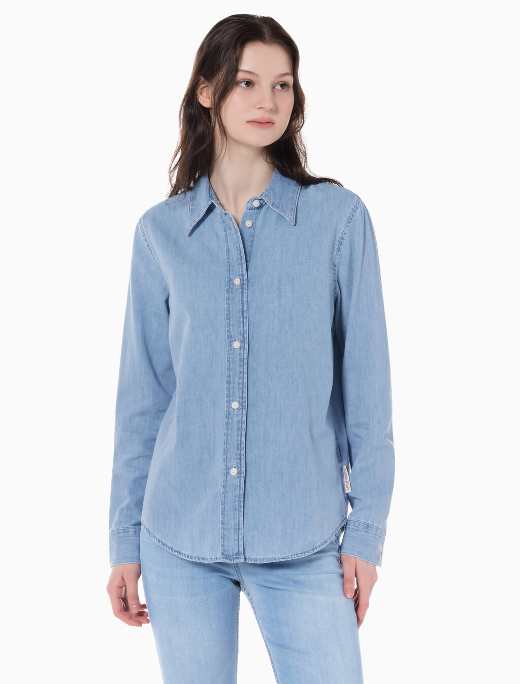 Buy 여성 롱슬리브 클래식 샴브레이 셔츠 in color LIGHT BLUE