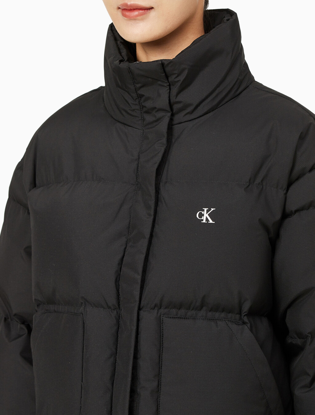 Buy 여성 숏 렝스 스탠드 카라 푸퍼 다운 재킷 in color CK BLACK