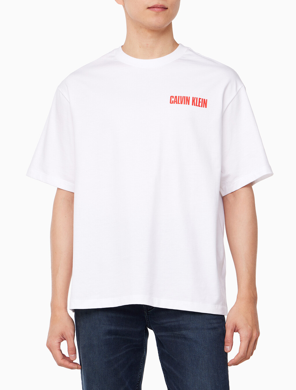 Buy 남성 릴렉스핏 버티컬 로고 반팔 티셔츠 in color BRILLIANT WHITE