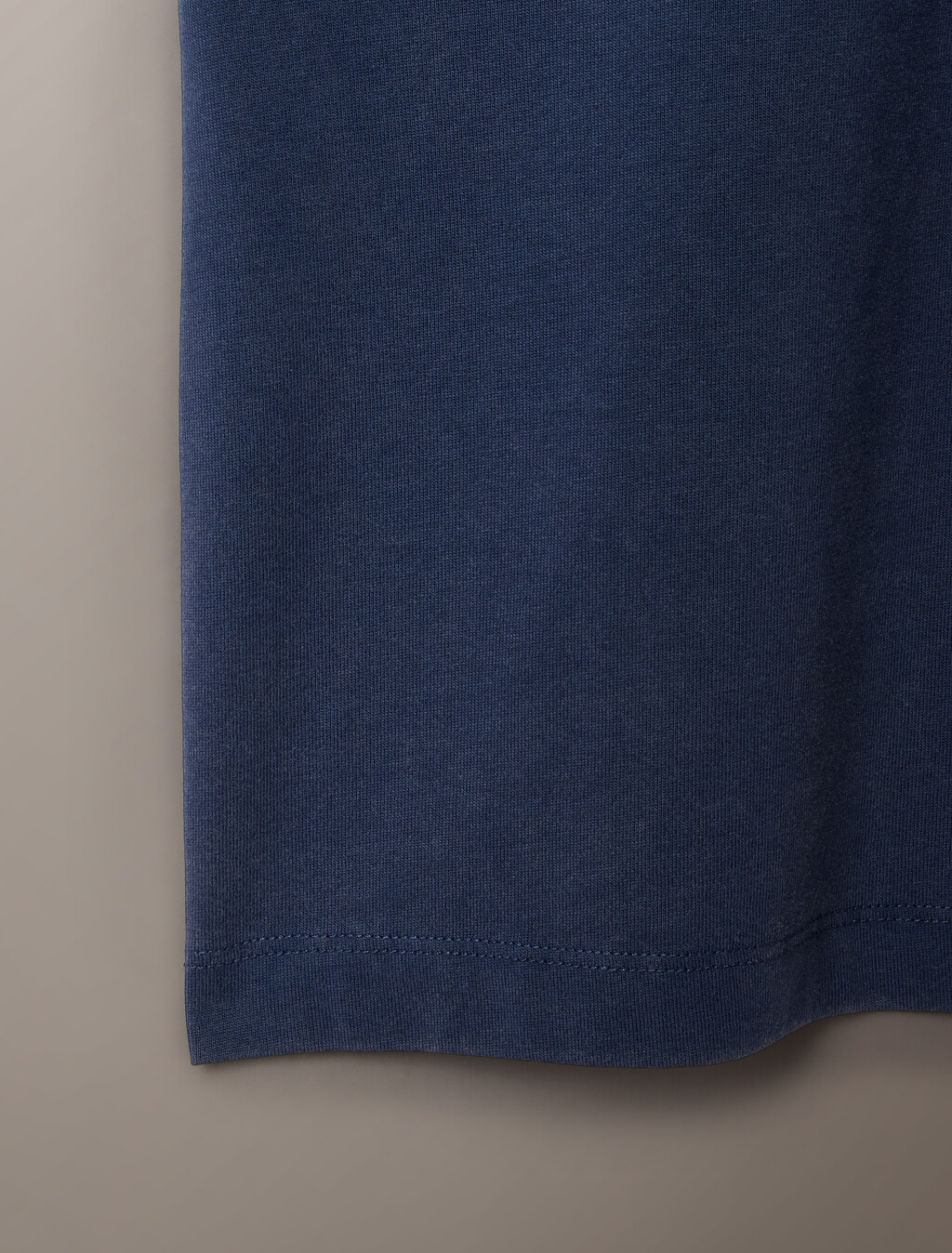 Buy 애시드 워시 그래픽 티 in color Navy