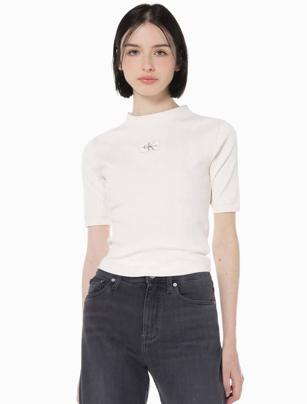 Buy 여성 모노그램 로고 뱃지 립 슬림핏 반팔 티셔츠 in color WHITE