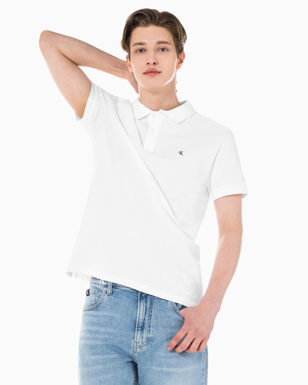 Buy 남성 슬림핏 CK 뱃지 로고 반팔 폴로 티셔츠 in color BRIGHT WHITE