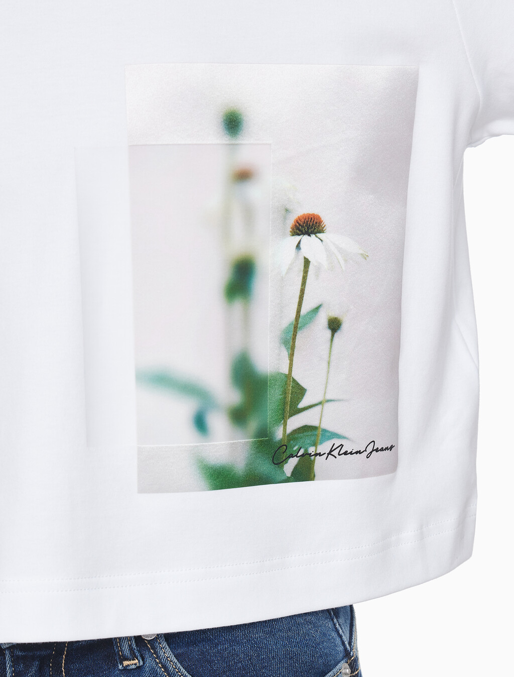 Buy 여성 패션핏 플로럴 반팔 티셔츠 in color BRILLIANT WHITE