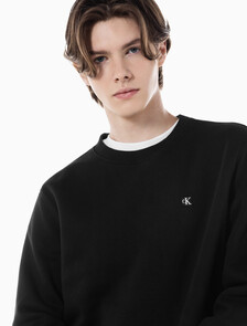 Buy 남성 레귤러핏 CK 뱃지 로고 기모 스웨트셔츠 in color CK BLACK