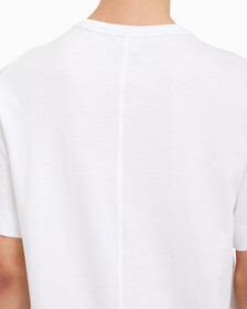 Buy 남성 레귤러 핏 에센셜 로고 반팔 티셔츠 in color BRIGHT WHITE