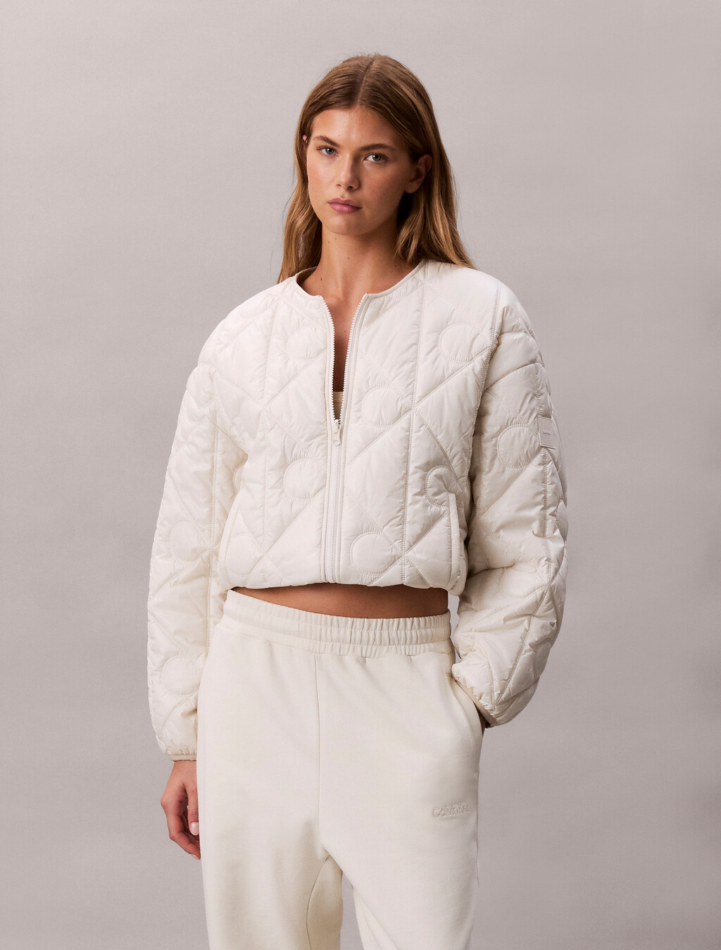 Buy 여성 로고 퀼티드 패딩 자켓 in color CHALK