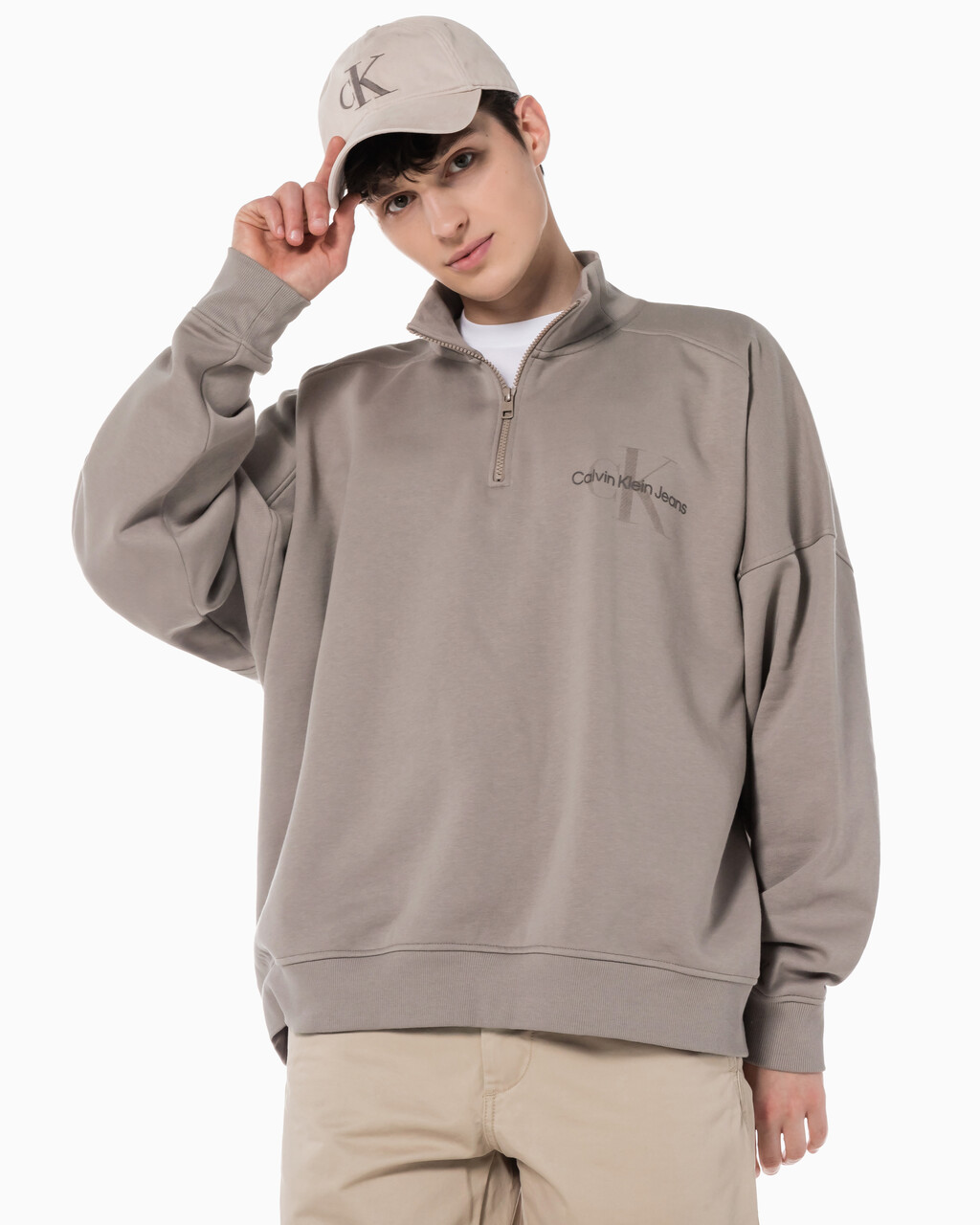 Buy 남녀공용 모노그램 로고 하프 집업 스웨트셔츠 in color PERFECT TAUPE