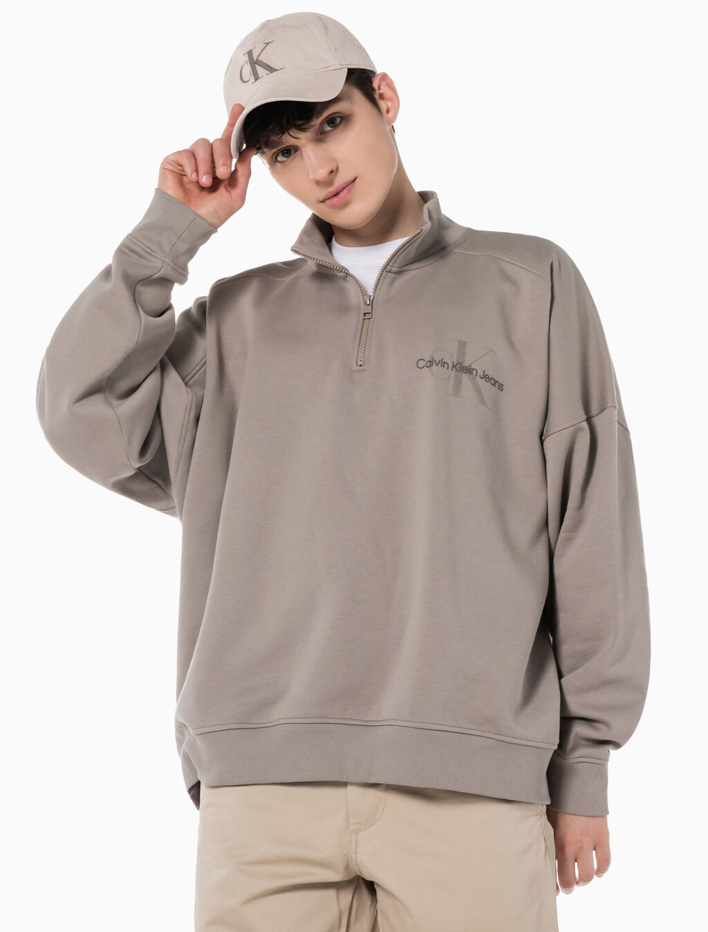 Buy 남녀공용 모노그램 로고 하프 집업 스웨트셔츠 in color PERFECT TAUPE