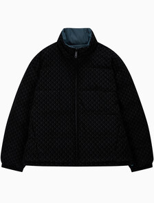 Buy 남성 나일론 리버서블 올오버프린트 다운 푸퍼 자켓 in color BLACK