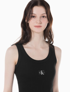 Buy 여성 우븐 라벨 립 탱크 탑 in color CK BLACK