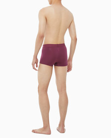Buy 남성 퓨쳐쉬프트 마이크로 로우라이즈 트렁크 in color AMARANTH 