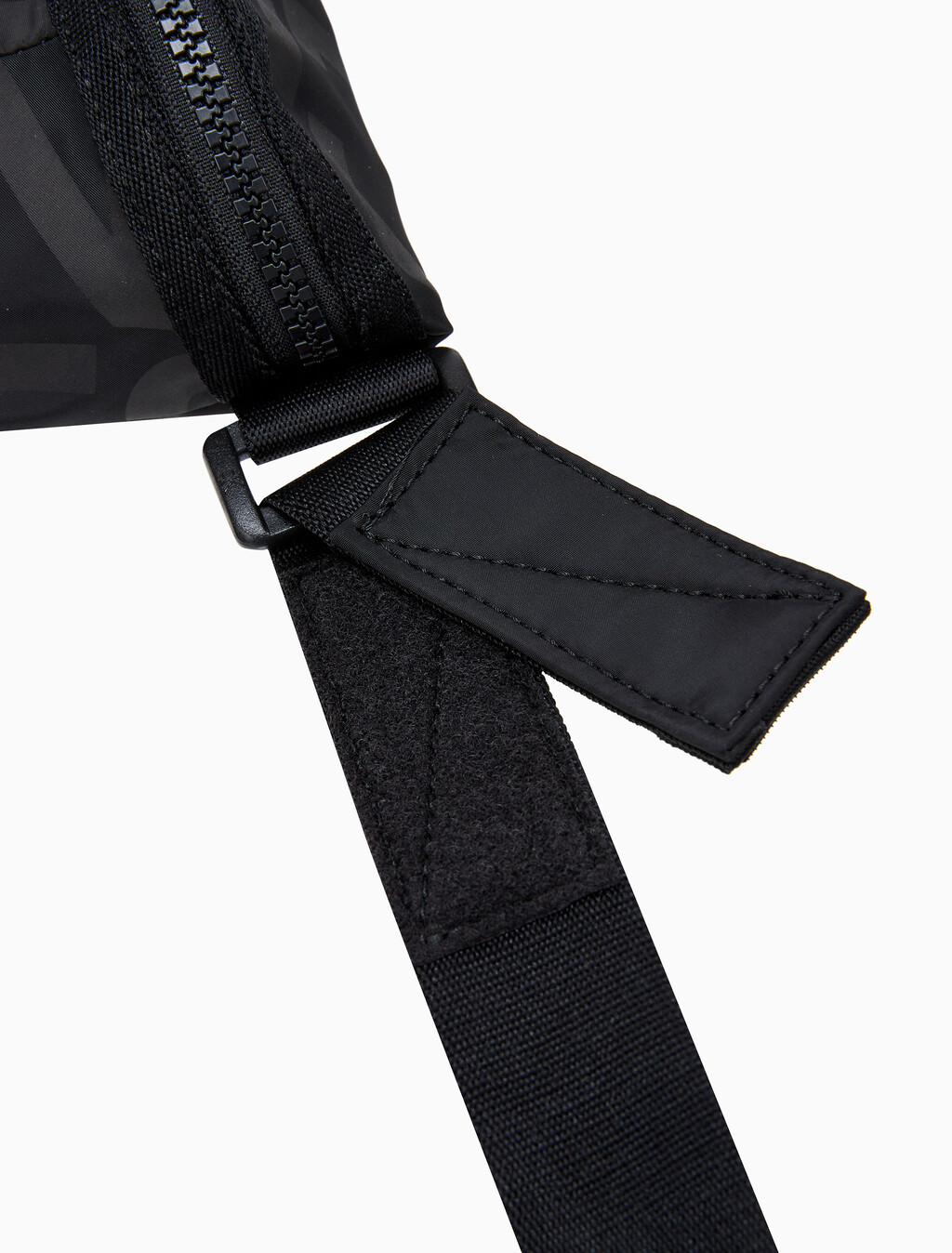 Buy 남성 CKJ 리버시블 지퍼 새들백 in color BLACK