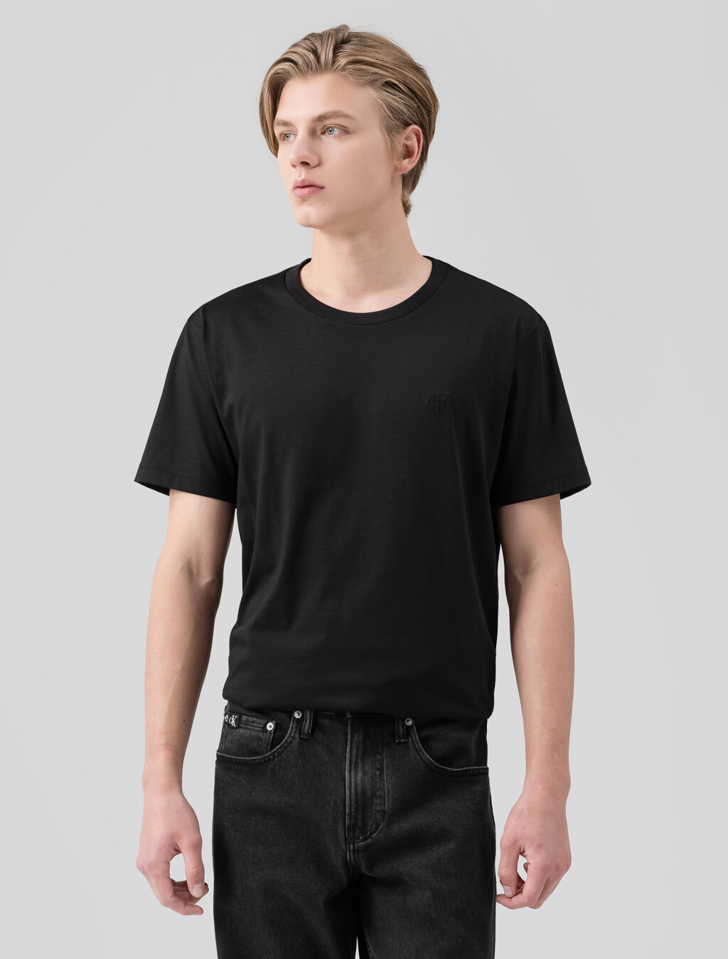 Buy 남성 레귤러핏 솔리드 CK 로고 반팔 티셔츠 in color CK BLACK