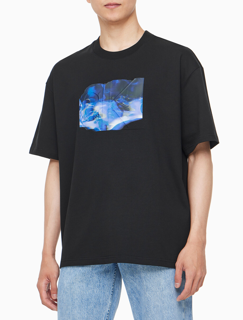 Buy 남성 오버핏 그래픽 로고 반팔 티셔츠 in color CK BLACK