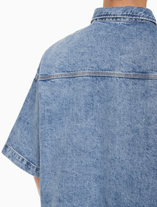 Buy 남성 오버사이즈핏 빈티지 데님 반팔 셔츠 in color MID BLUE BACK EMBRO