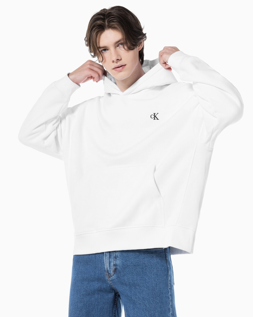 Buy 남성 아카이브 릴렉스핏 CK 스몰 로고 기모 후디 in color BRILLIANT WHITE