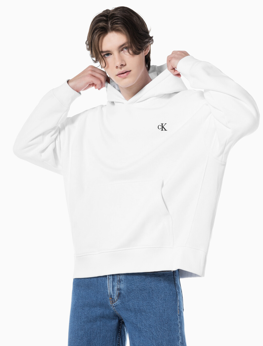 Buy 남성 아카이브 릴렉스핏 CK 스몰 로고 기모 후디 in color BRILLIANT WHITE