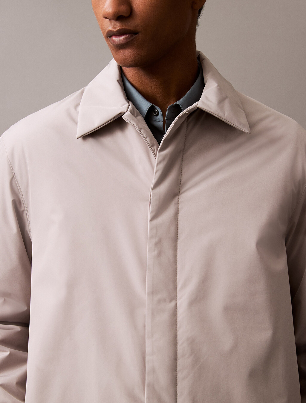 Buy 남성 롱슬리브 테크 폴리 카 코트 in color FLINT GRAY