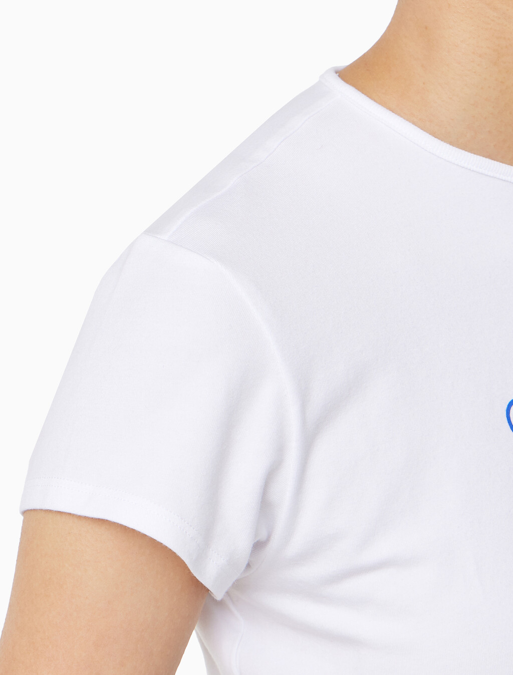 Buy 여성 슬림 스크립 CK로고 반팔 티셔츠 in color BRILLIANT WHITE