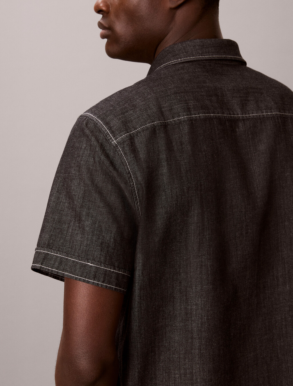 Buy 샴브레이 클래식 숏슬리브 셔츠 in color BLACK