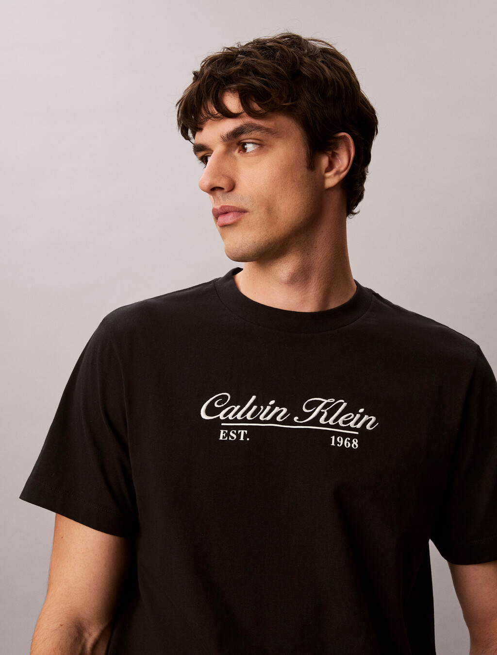 Buy 캘빈 커시브 그래픽 티 in color BLACK