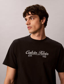 Buy 캘빈 커시브 그래픽 티 in color BLACK