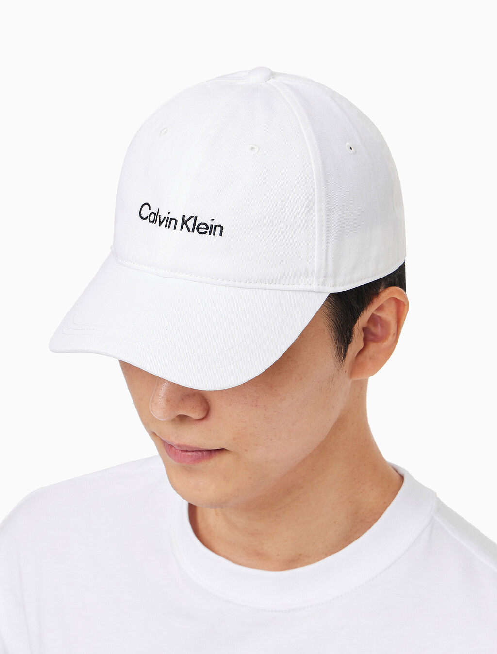 Buy 남녀공용 CKJ 타이틀케이스 로고 볼캡 in color BRIGHT WHITE