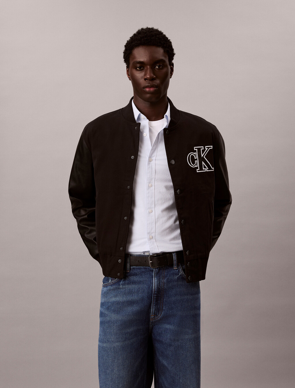 Buy 코튼 캔버스 바시티 자켓 in color BLACK